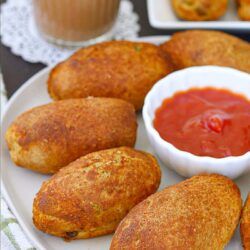 Baked bread rolls with tea